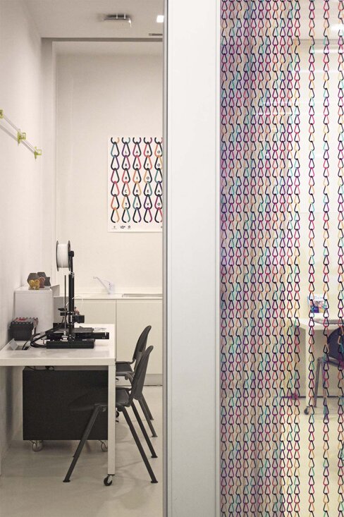 creative windows graphics, design vetrofania, designer vetrofania milano, 2d curtain graphics, makers space il pertini, il pertini cinisello, makerspace design, cultural space interior design, 