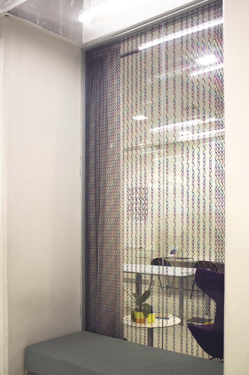 creative windows graphics, design vetrofania, designer vetrofania milano, 2d curtain graphics, makers space il pertini, il pertini cinisello, makerspace design, cultural space interior design, 