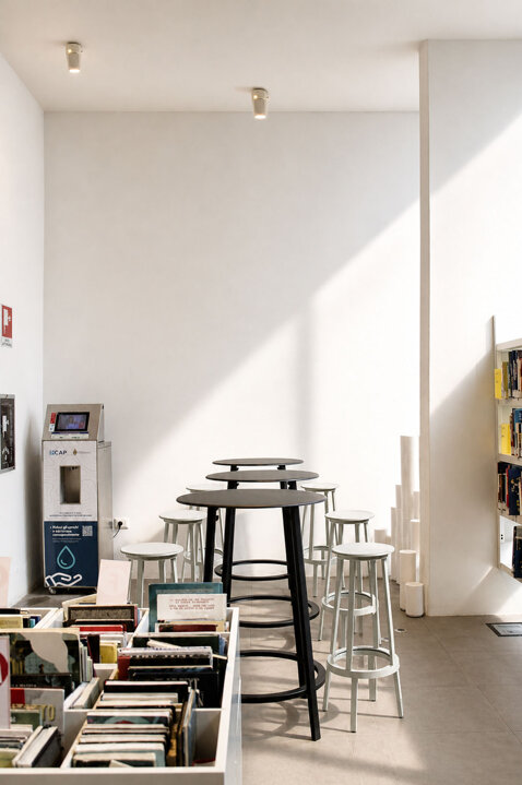 biblioteca il pertini, il pertini cultural center, break area design inside a library, spazio food biblioteca, inclusion design project for public space, break area designer milan, minimal break area design 