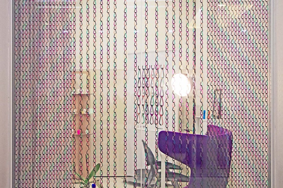 creative windows graphics, design vetrofania, designer vetrofania milano, 2d curtain graphics, makers space il pertini, il pertini cinisello, makerspace design, cultural space interior design, 