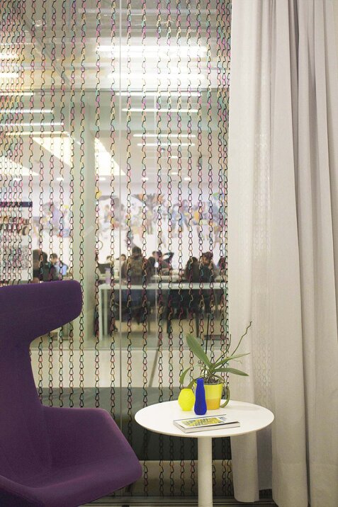 creative windows graphics, design vetrofania, designer vetrofania milano, 2d curtain graphics, makers space il pertini, il pertini cinisello, makerspace design, cultural space interior design, 