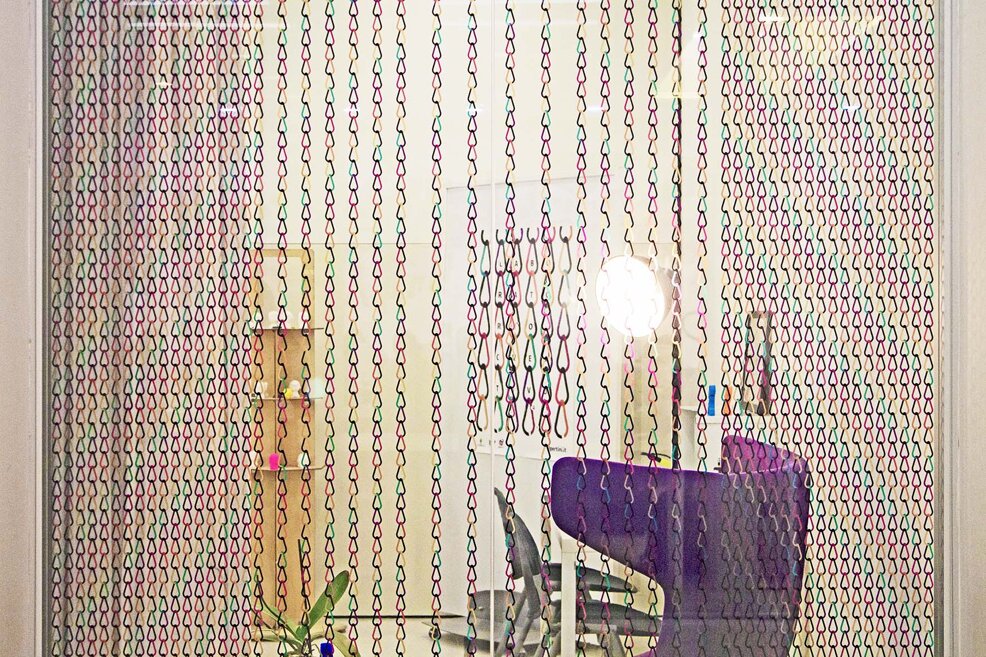 creative windows graphics, design vetrofania, designer vetrofania milano, 2d curtain graphics, makers space il pertini, il pertini cinisello, makerspace design, cultural space interior design, 