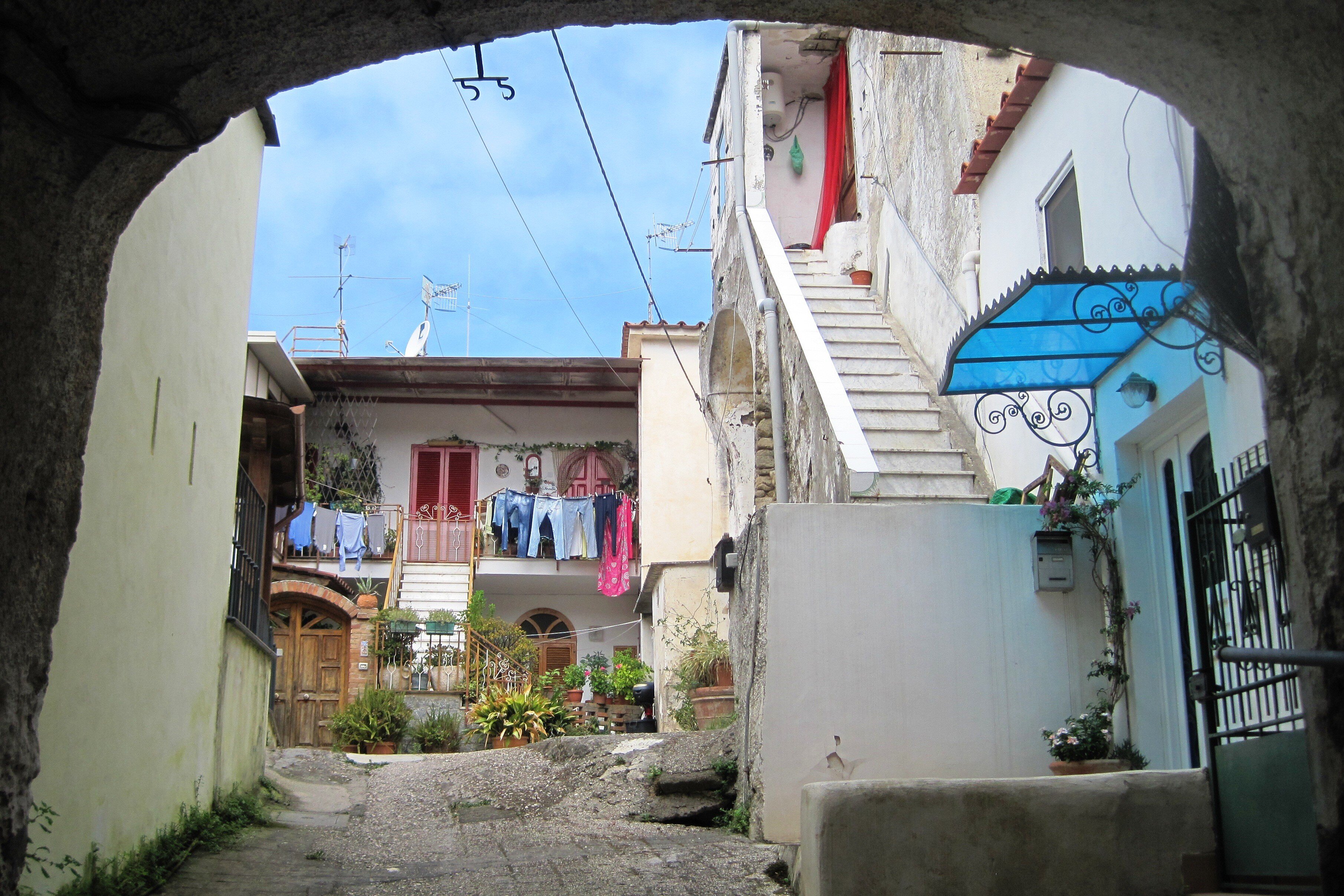 Procida assediata dal turismo. "San Raimo', liberaci tu" il fotoracconto