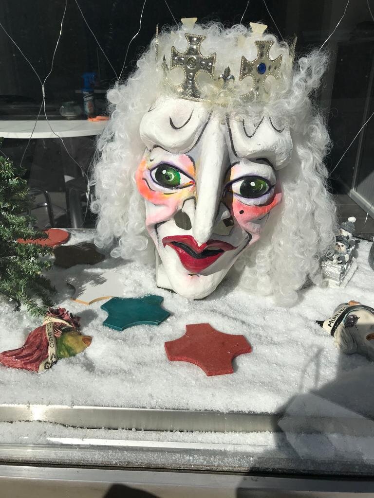 Un Carnevale small a Basilea, pupazzi alle finestre e lampioni colorati