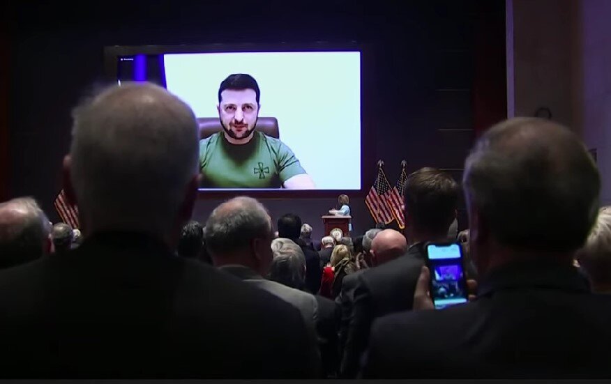 Zelensky al Congresso USA. Grande comunicazione, piccoli risultati.