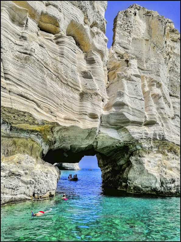 West coast in barca nel mare di Milos