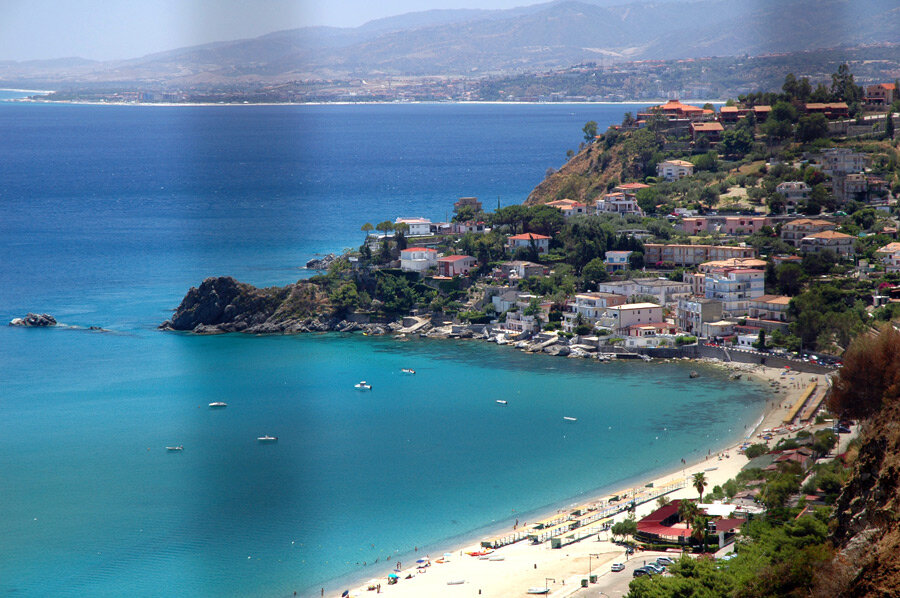 Caminia, spiaggia chiara e fondali blu nella terra di Cassiodoro