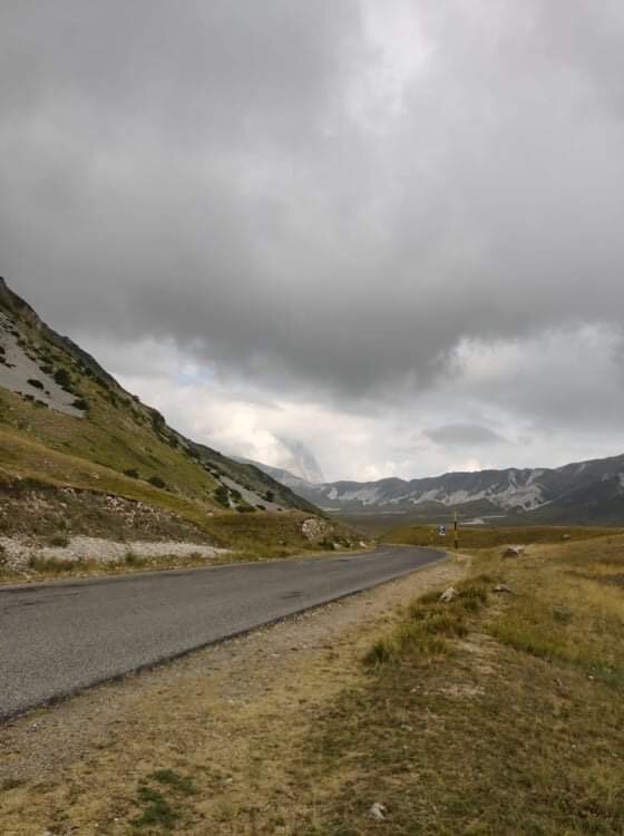 Route 17bis di Campo Imperatore, una wilderness magica che d'inverno chiude per neve