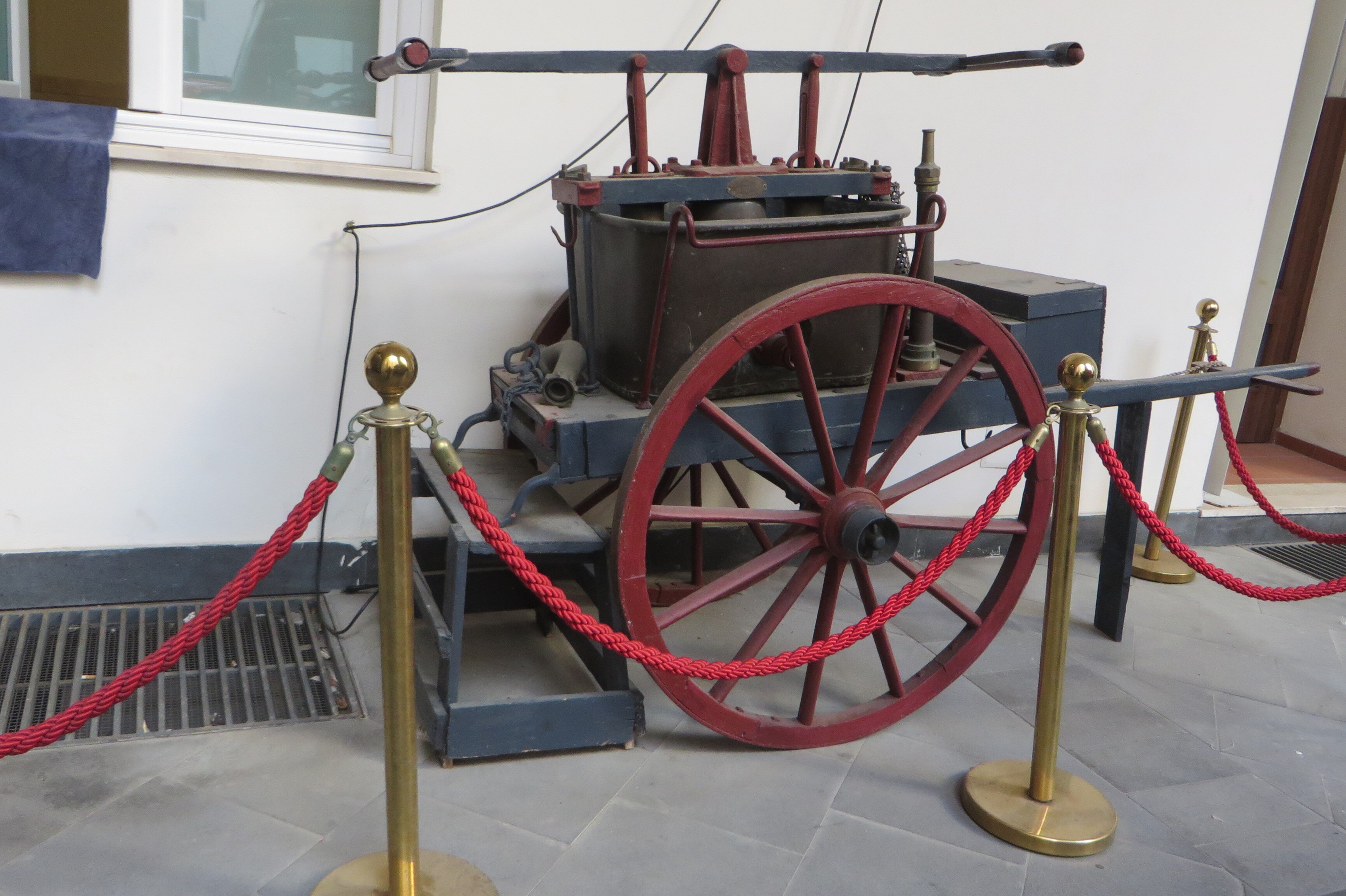 La scesa dei pompieri, un omaggio napoletano