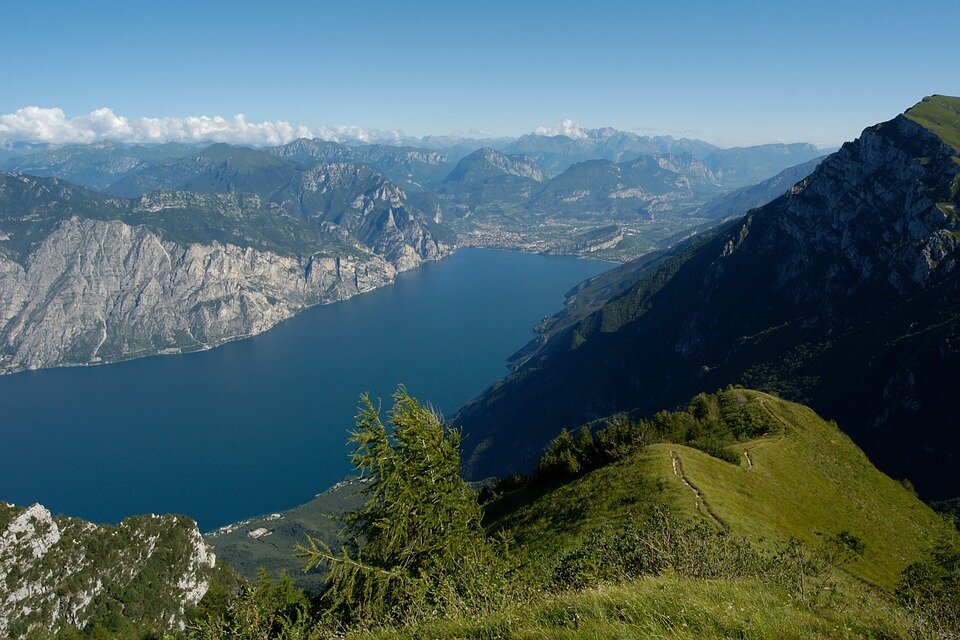 RECENSIONE - Un lago allegro, il Garda a passo d'uomo