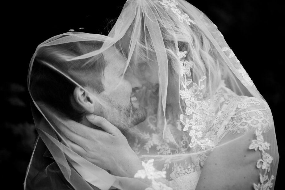 Cinzia e Luca Fotoidea wedding ritratto di sposi sotto il velo