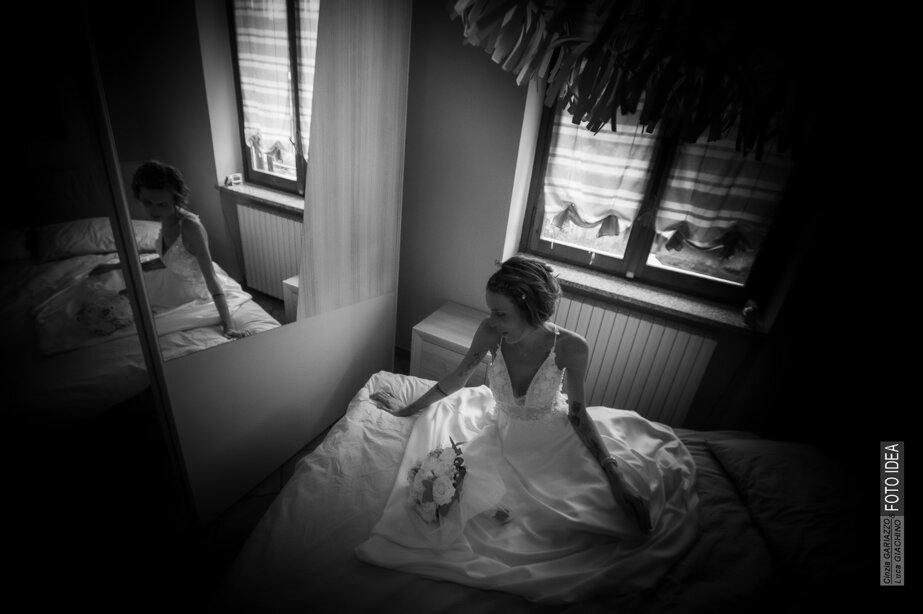 Cinzia e Luca Fotoidea wedding sposa sul letto