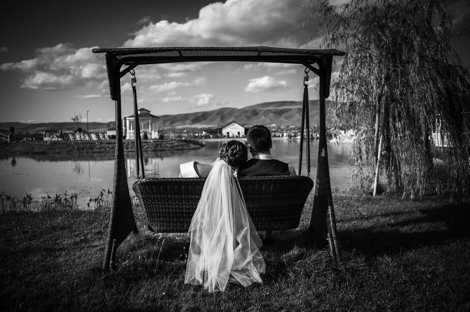 Cinzia e Luca Fotoidea wedding sposi relax al lago dopo il matrimonio