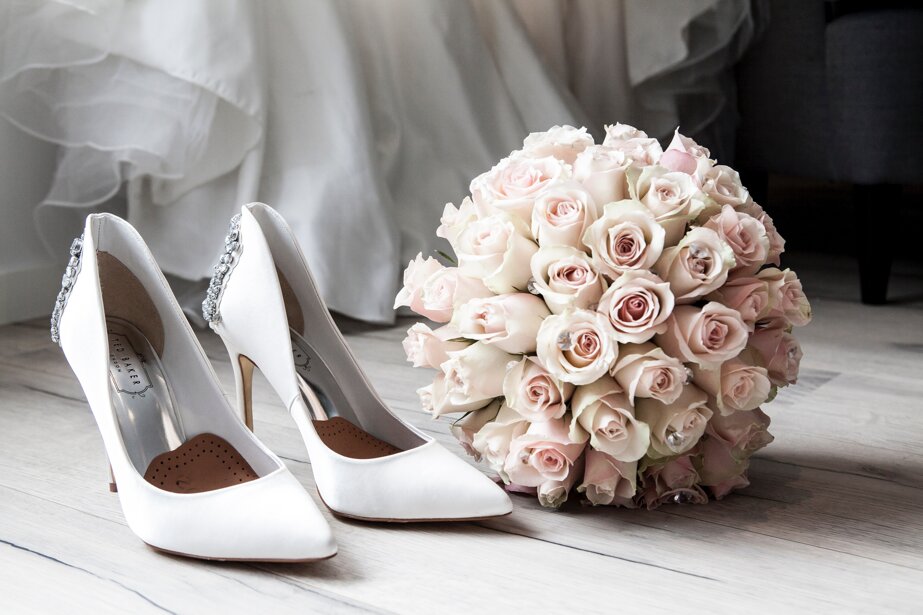 Cinzia e Luca Fotoidea wedding particolare delle scarpe e bouquet della sposa