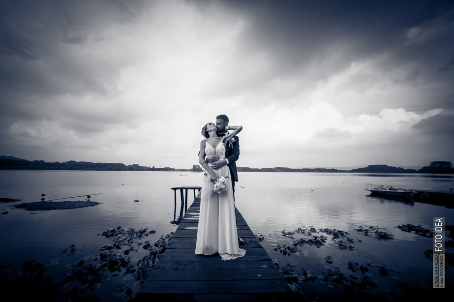 Cinzia e Luca Fotoidea wedding sposi sul molo del lago