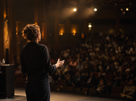 Donna durante un esercizio pratico di public speaking davanti al pubblico