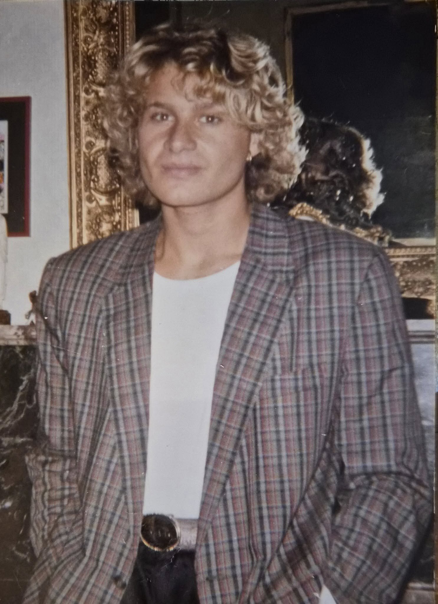 foto-franz-a-19-anni-davanti-al-camino.jpeg foto-franz-a-19-anni-davanti-al-camino.jpeg