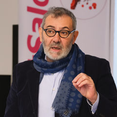 uomo in discorso con sfondo pubblicitario uomo in discorso con sfondo pubblicitario