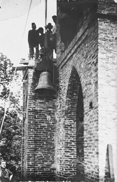 18_le_campane_salgono_sul_campanile.jpeg