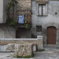 Pietra del corvo, Gallicianò Nella piazza di Gallicianò