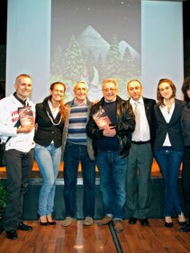 Foto di gruppo con Corrado Lamberti Ciclo di conferenze Tra cielo e terra