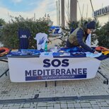 Stefano Bertoldi ( sos mediterranee) allestisce il banchetto