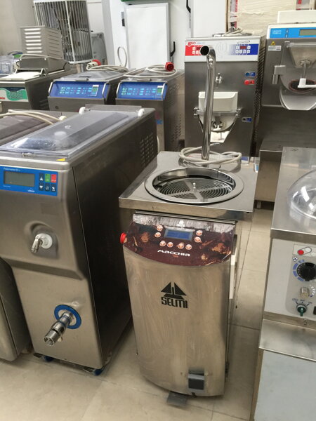 Fontana di cioccolato, temperatrice per cioccolato, ideale in gelateria per farcire coni, cioccolate