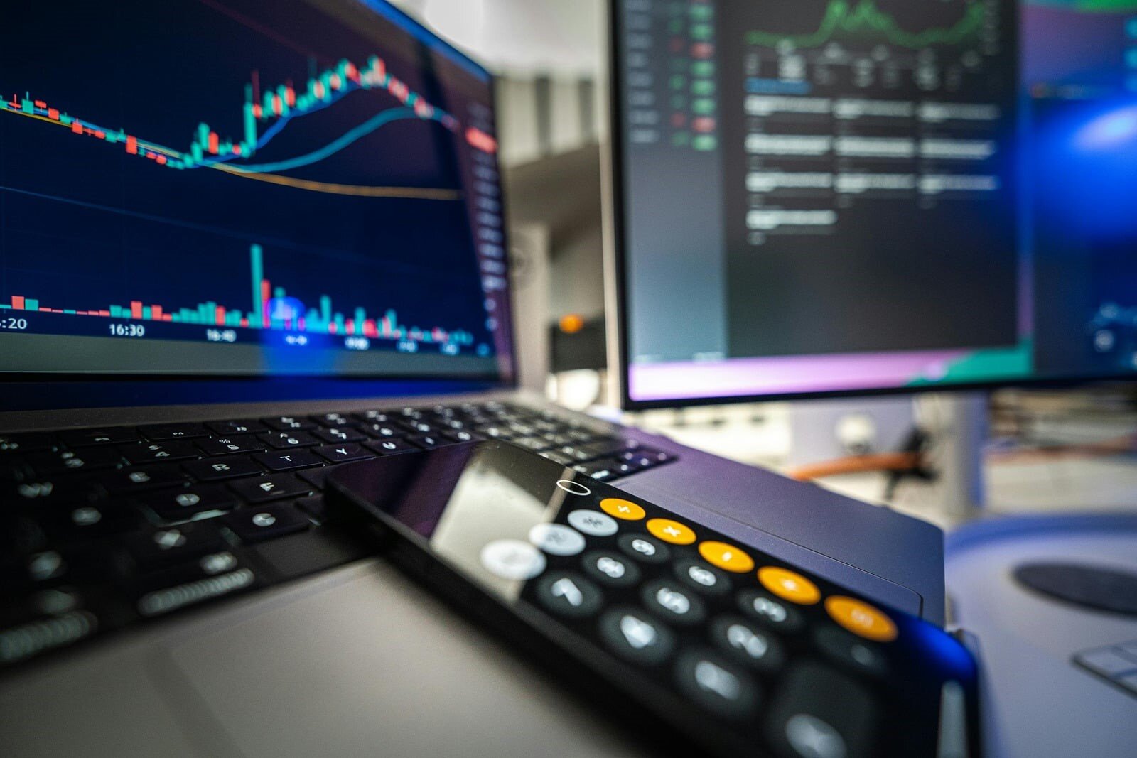 un PC con dati finanziari