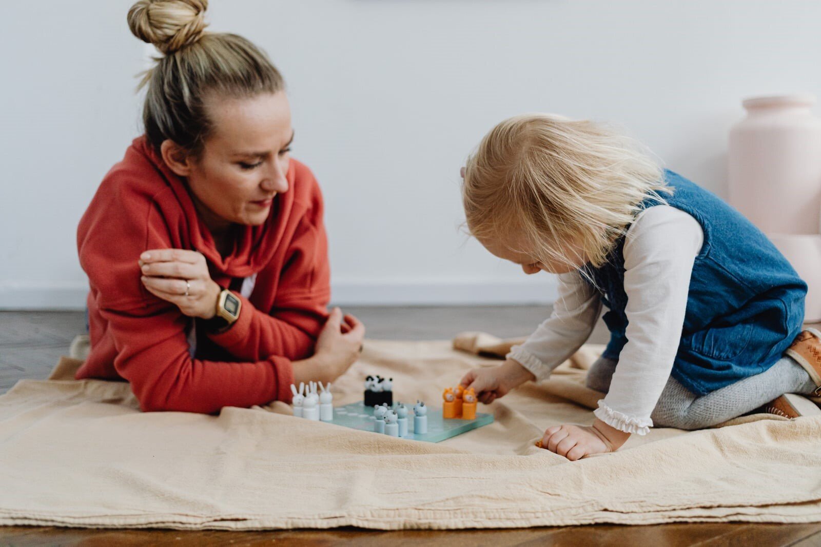Organizzare casa con bambini: il metodo che regge senza diventare un'ossessione una mamma gioca con la figlia