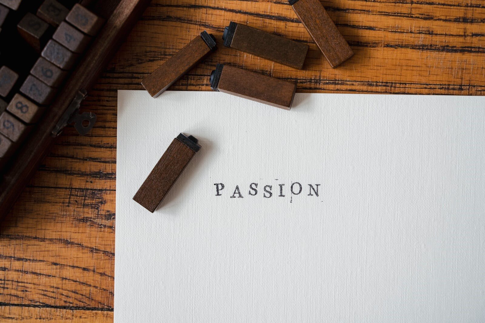 Fare quello che ami: quando la passione nel lavoro diventa una trappola la scritta PASSION