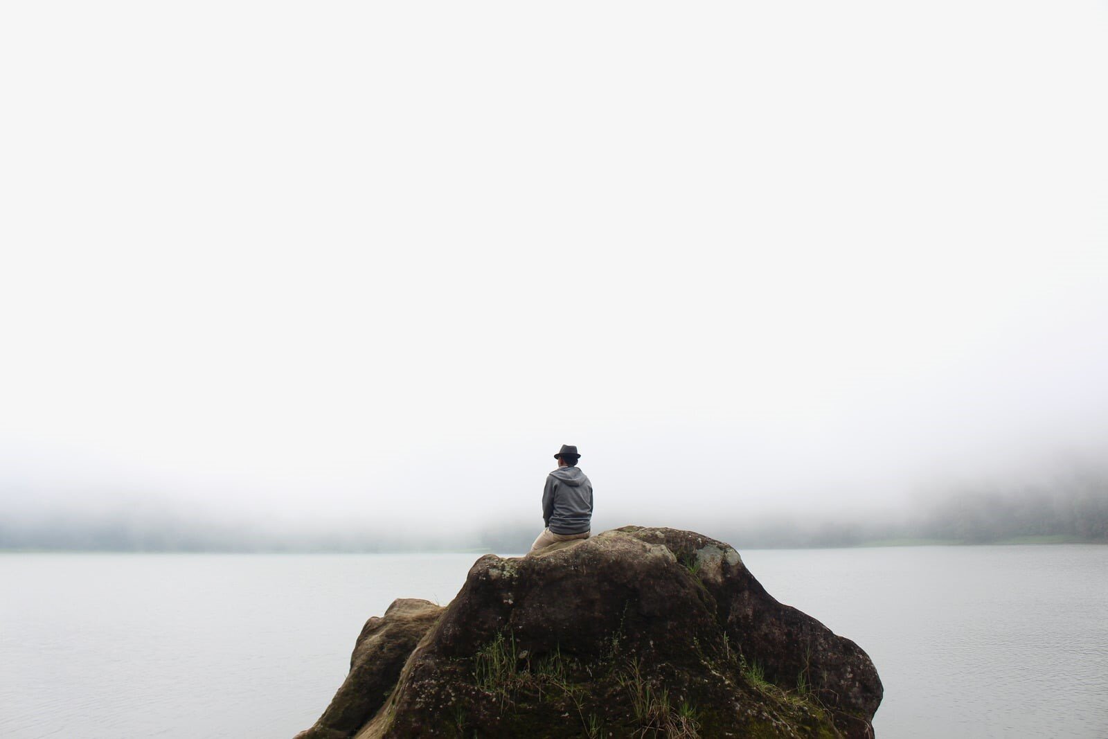 un uomo in solitudine su una roccia