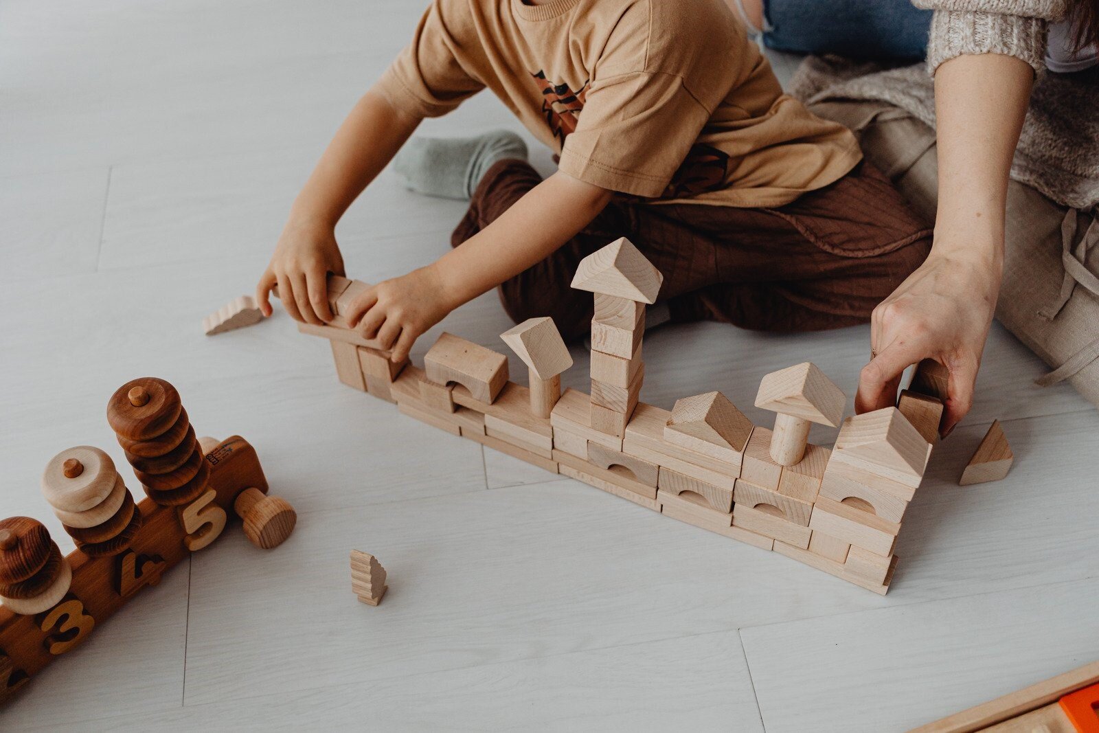 Costruire un metodo di lavoro efficiente che ti somiglia: trovare la propria produttività autentica un bambino costruisce mattoncino su mattoncino