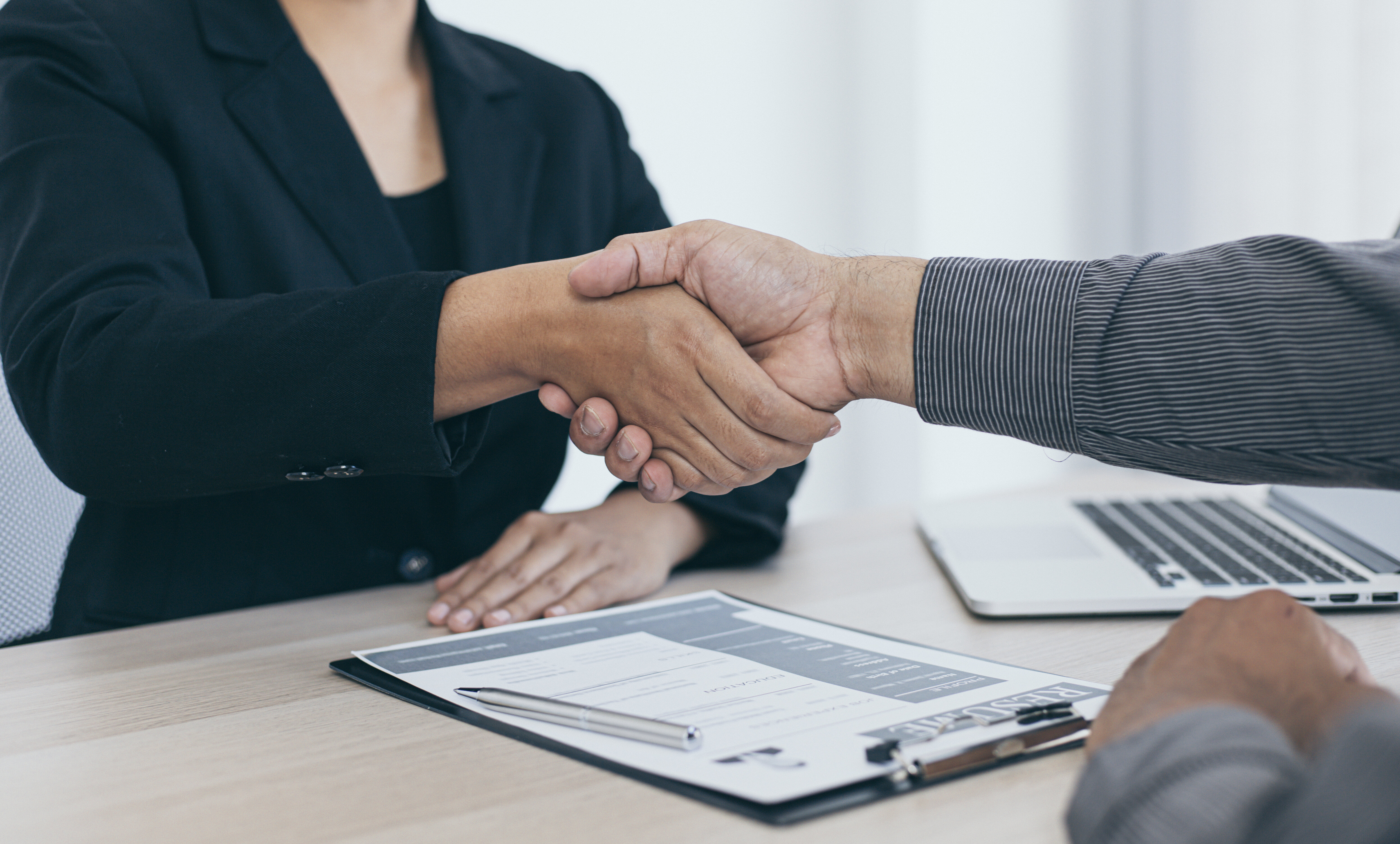due mani che si stringono per sugellare un accordo