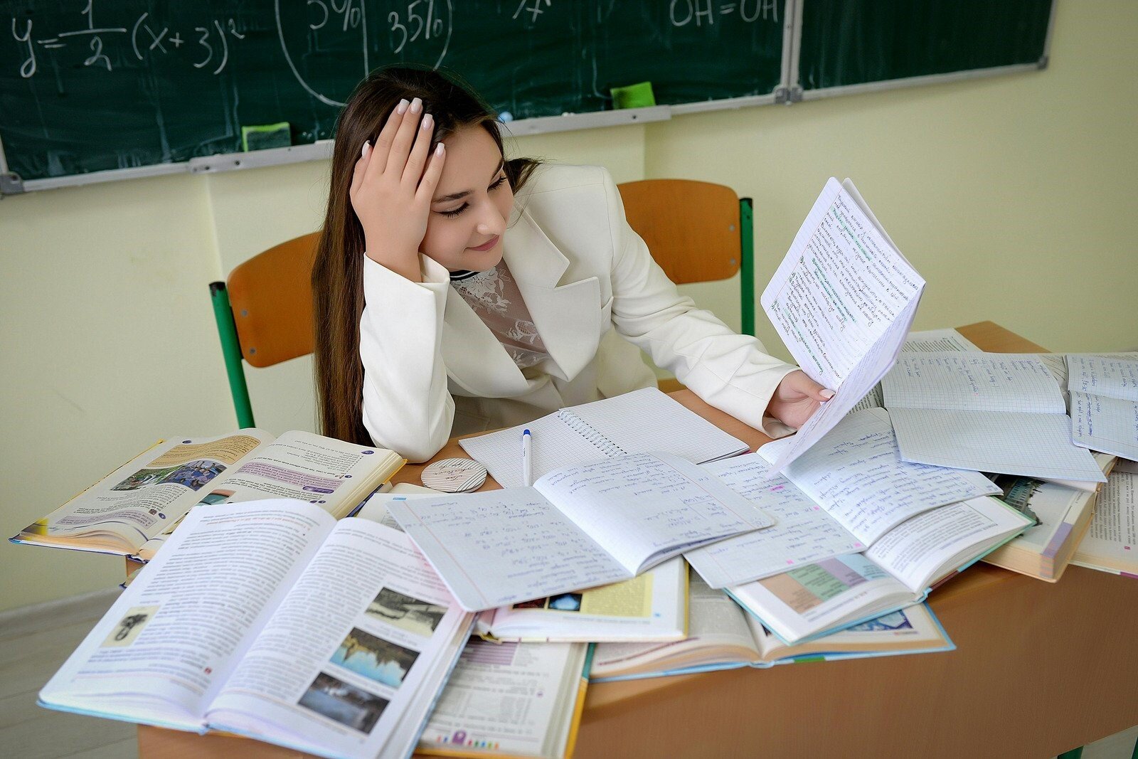 Stress come risorsa: trasformare il carico emotivo in energia per la vita e il lavoro una ragazza alle prese con lo studio