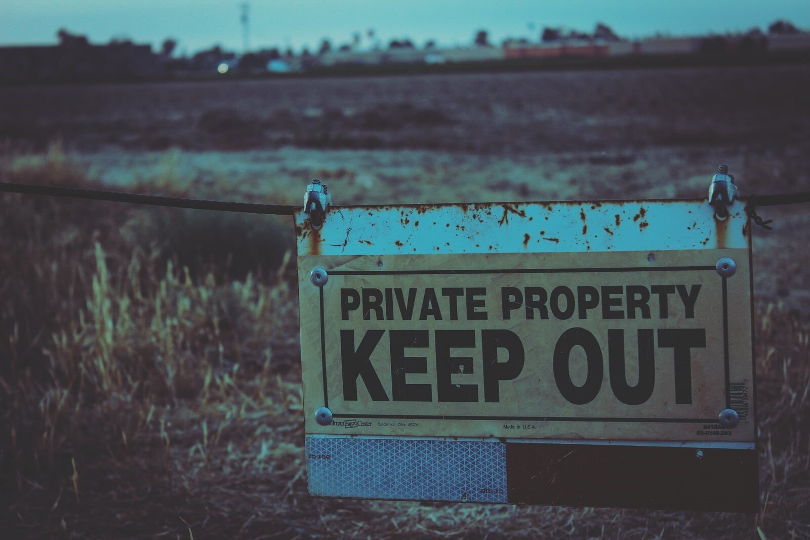 un cartello di proprietà privata