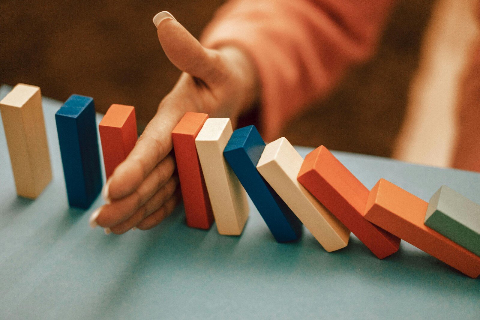 Il tempo liquido: come piegare la giornata a tuo favore un domino viene bloccato durante la sua caduta