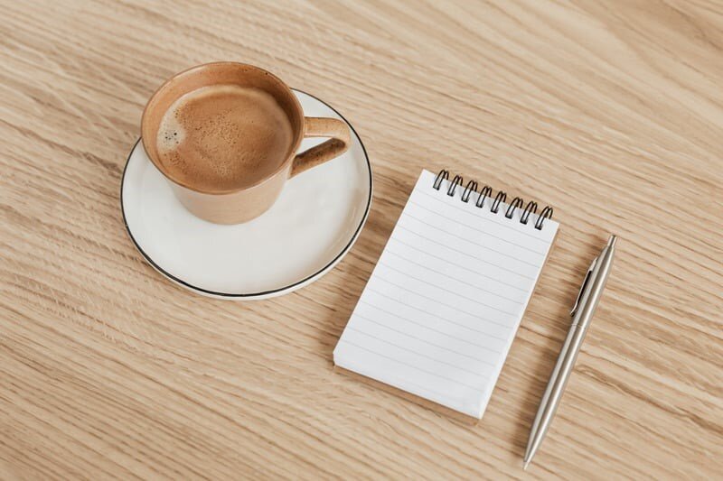 Come organizzarsi meglio: guida pratica per gestire il tuo tempo e la tua vita un caffè e un notes