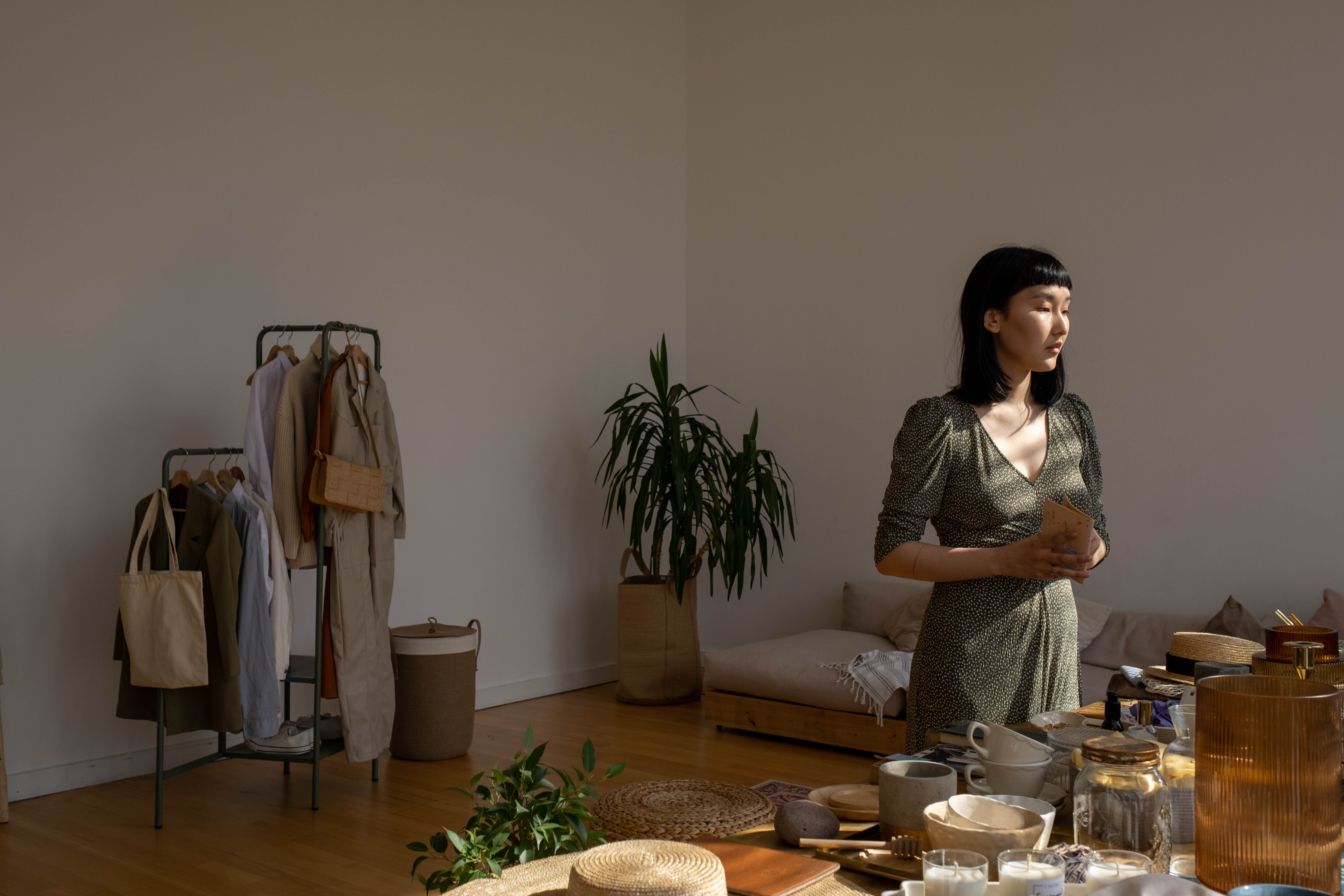 una donna sta facendo decluttering