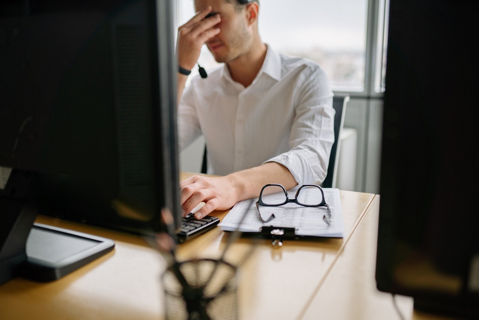 un lavoratore stanco davanti al PC