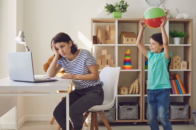 un genitore stanco con molte attività da seguire