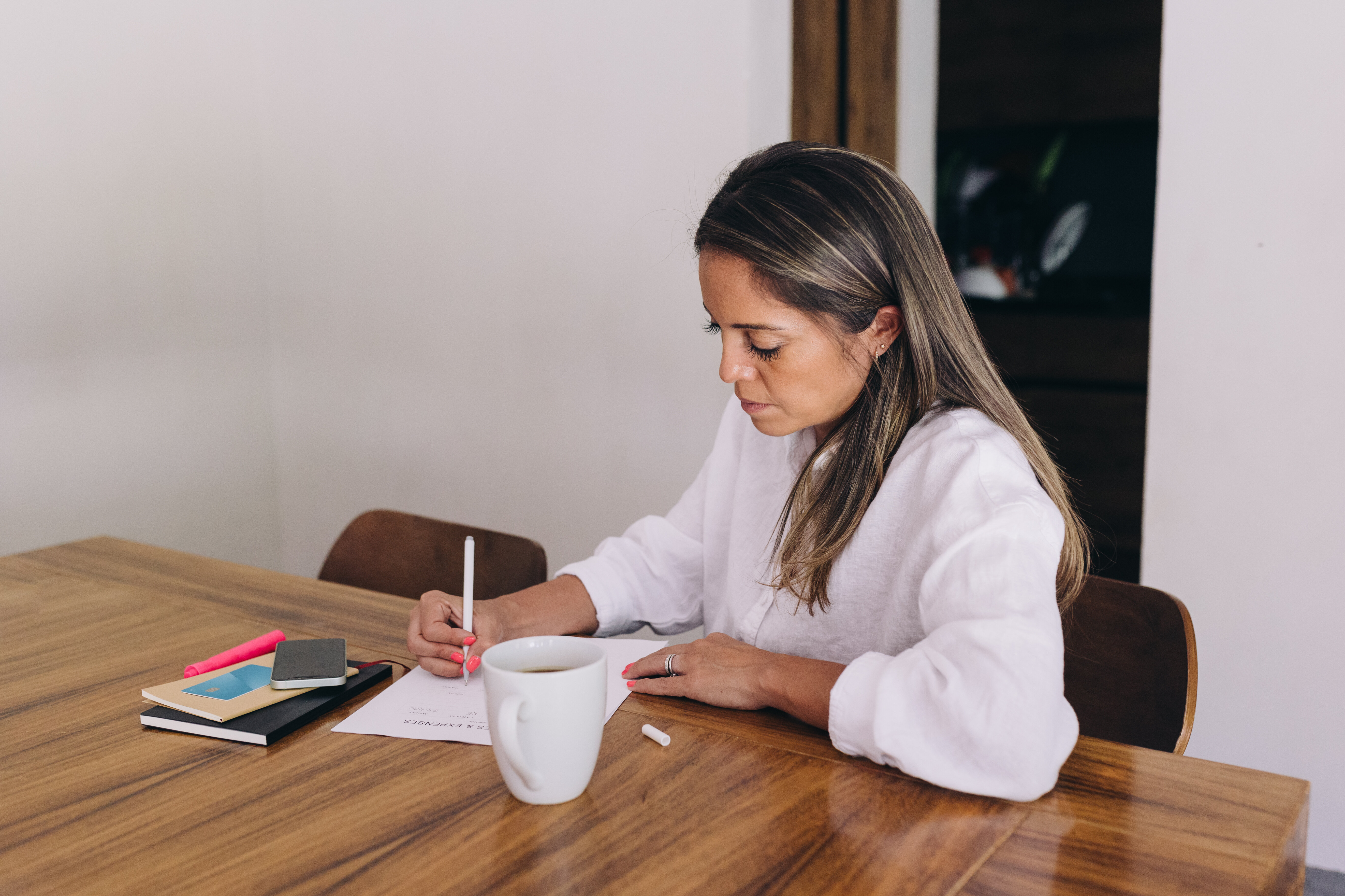 una donna alle prese con la pianificazione delle spese