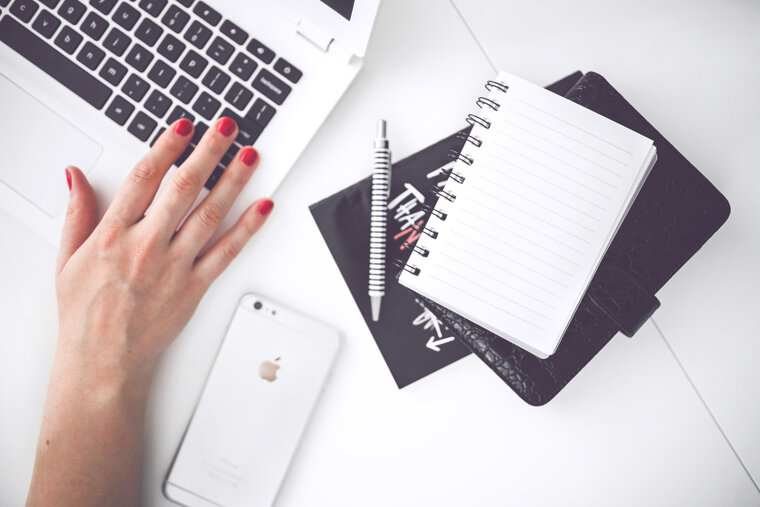 una business woman sta lavorando in modo proficuo