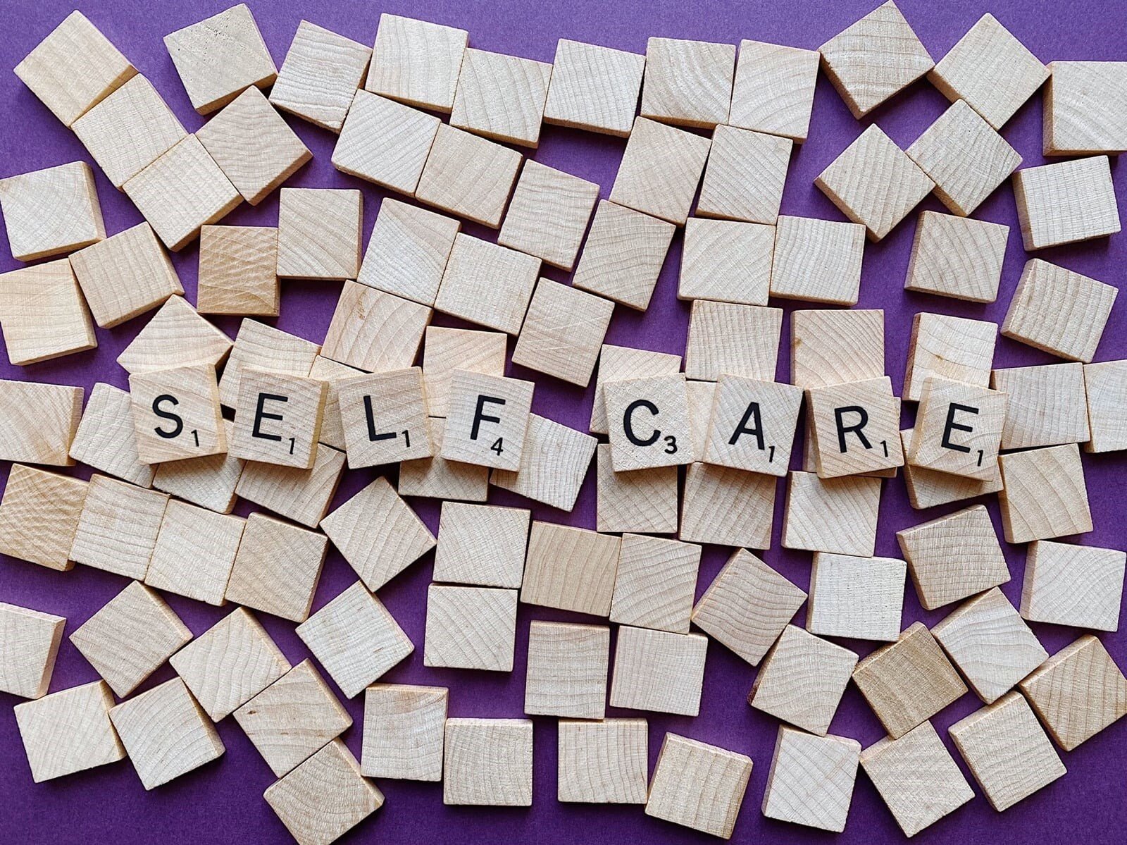 la scritta SELF CARE