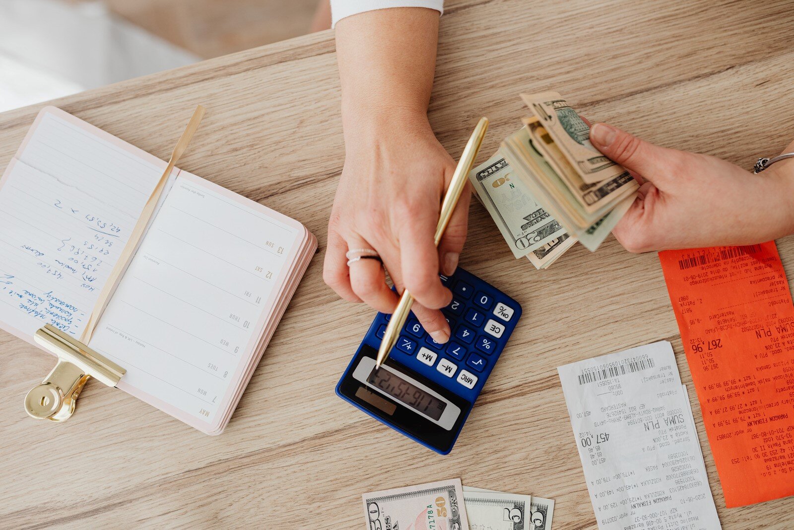 Ansia finanziaria: come gestire lo stress legato al denaro quando i soldi non bastano mai una calcolatrice