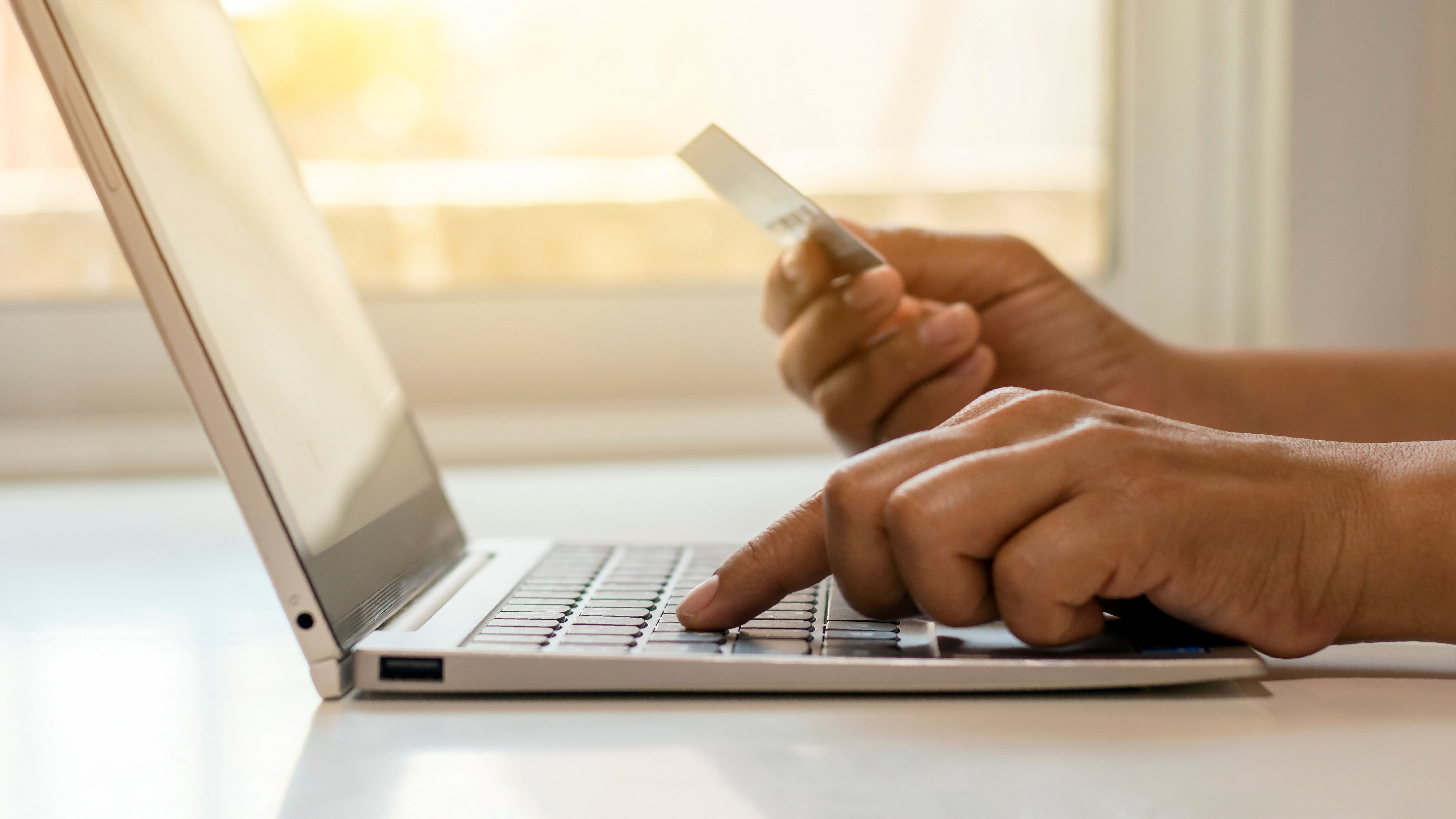 un pagamento digitale con carta di credito