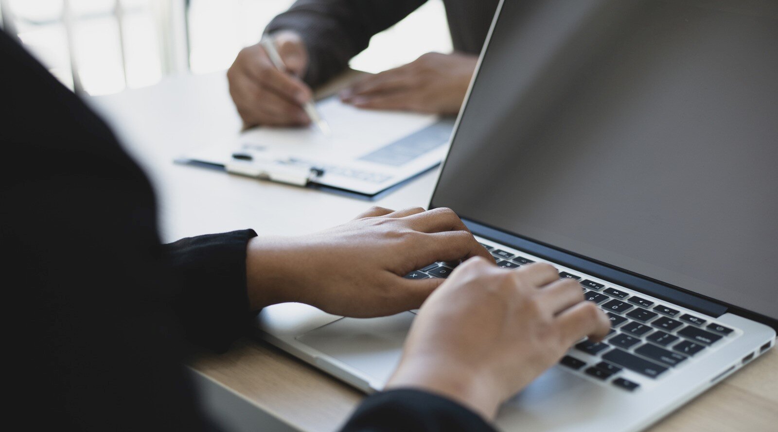 La differenza tra essere occupati ed essere produttivi nel lavoro autonomo un impiegato al PC