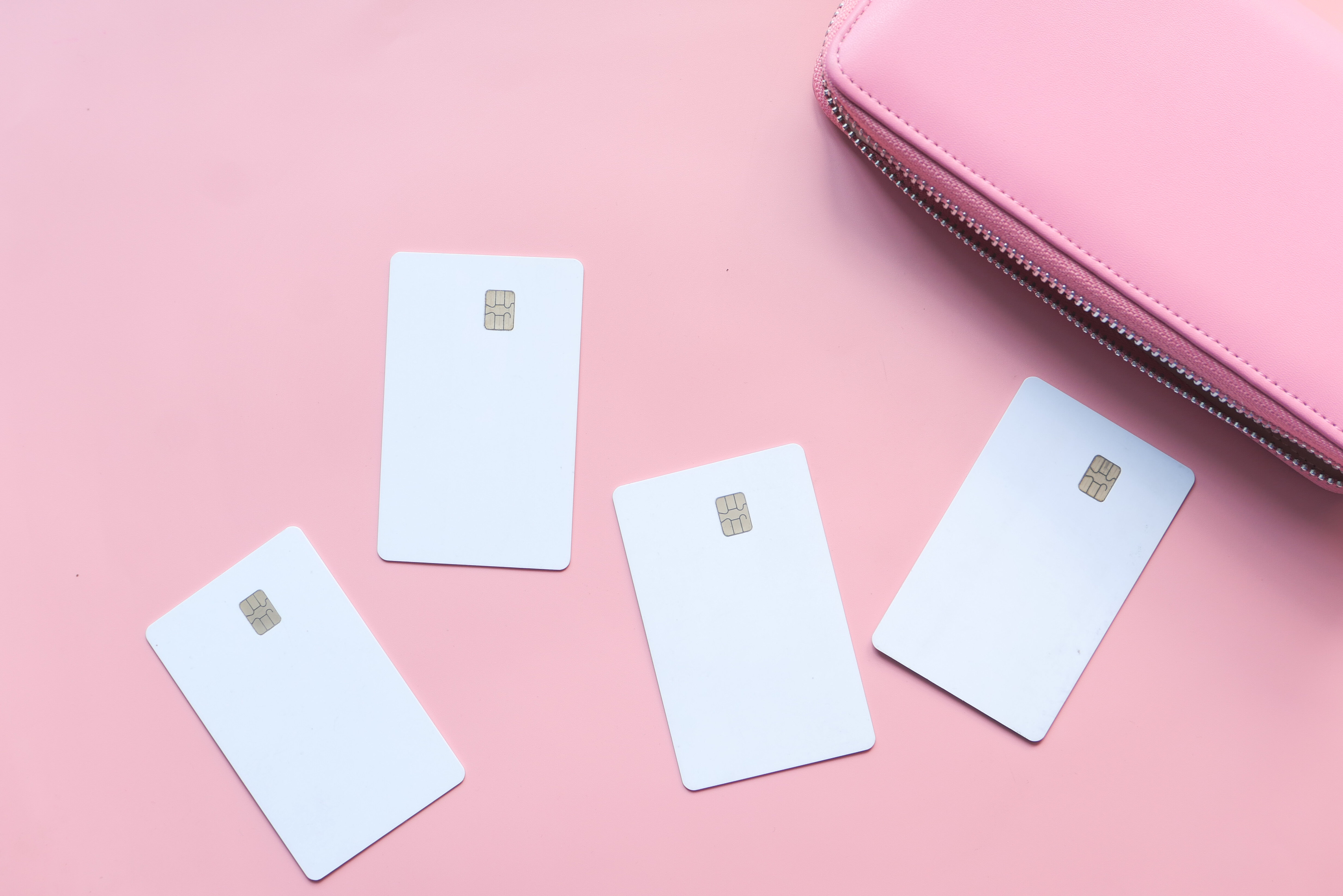 quattro carte di credito anonime escono dal portafoglio