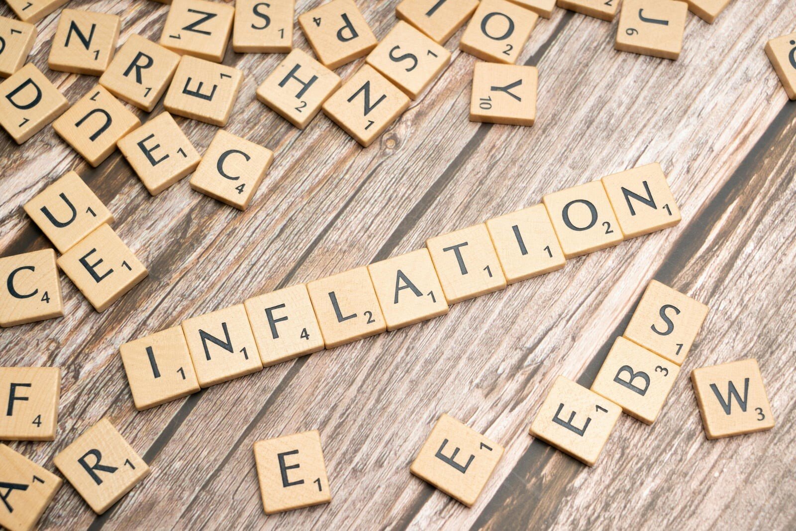 Inflazione e finanze personali: come proteggere il potere d'acquisto quando i prezzi salgono la scritta INFLATION