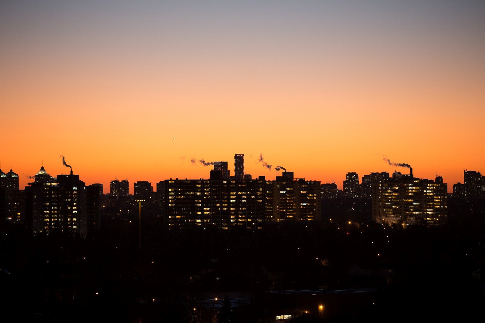 Lavorare con la luce che cambia: come organizzare la giornata quando il sole tramonta alle cinque un tramonto in città