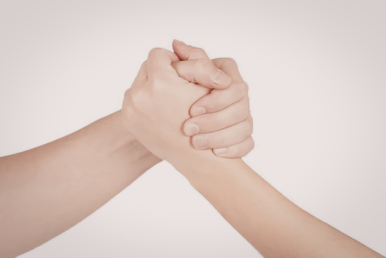 due mani che si intrecciano con forza